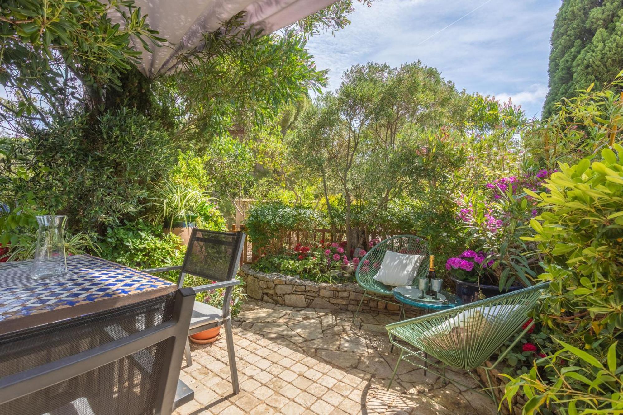 Un Petit Paradis A Gigaro Apartment